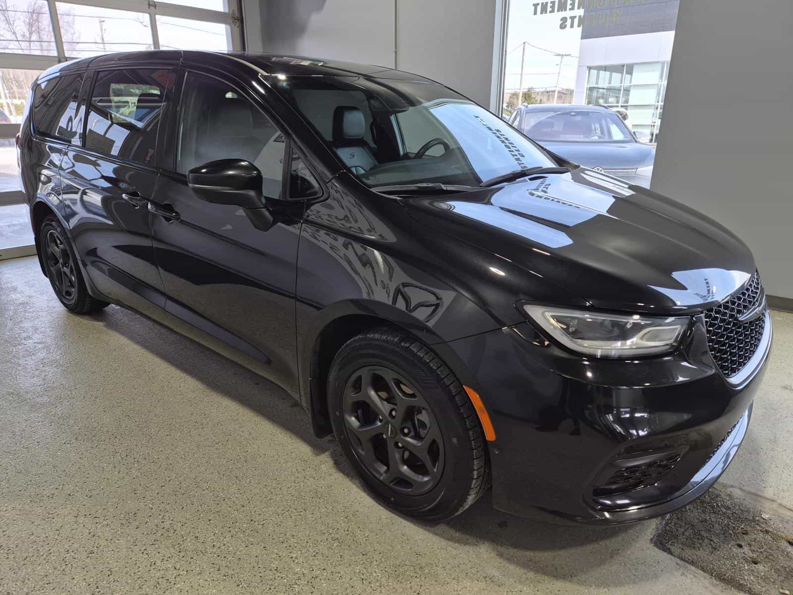 Image 8 Chrysler Pacifica Hybrid Touring L 2023