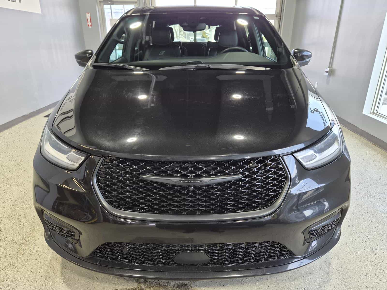 2023 Chrysler Pacifica Hybrid Touring L - Image 9