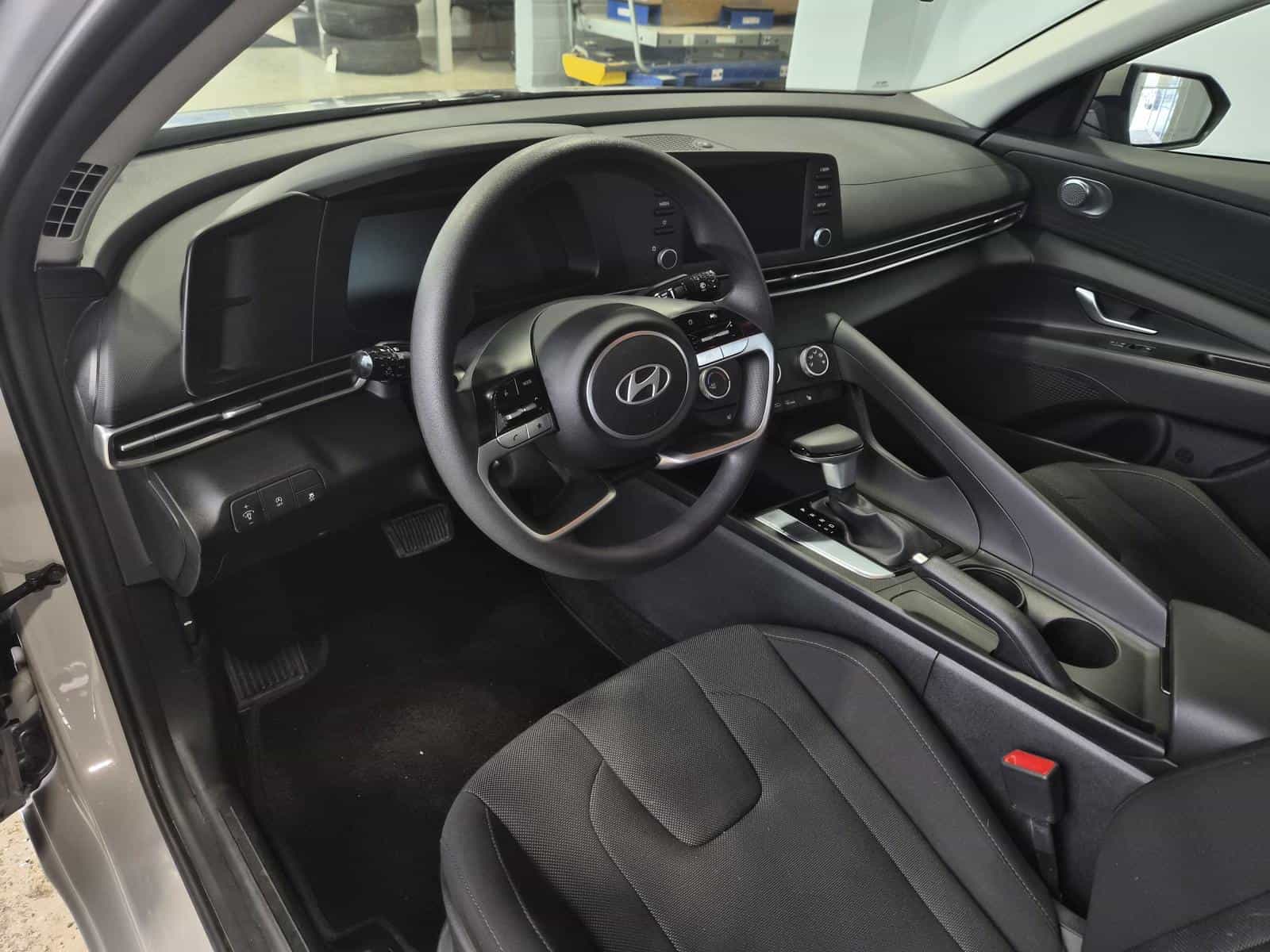 2024 Hyundai Elantra Essential - Image 11