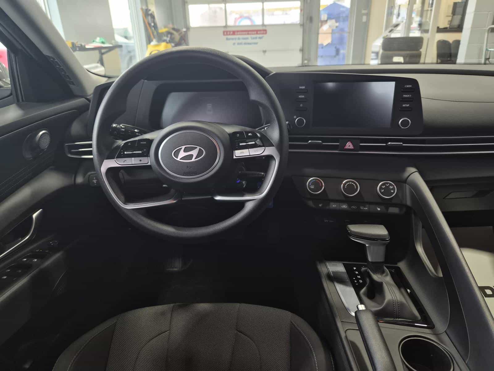 Image 12 Hyundai Elantra Essential 2024