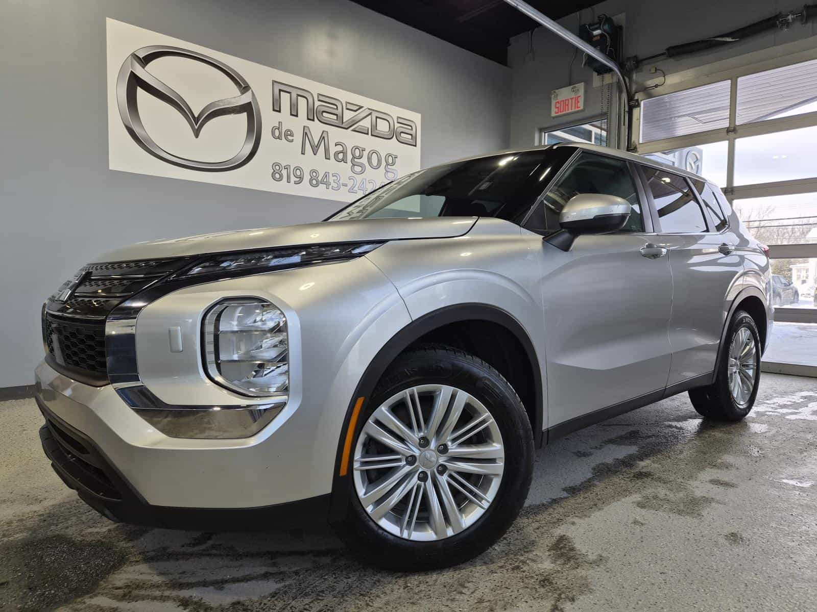 2022 Mitsubishi Outlander ES - Image 1