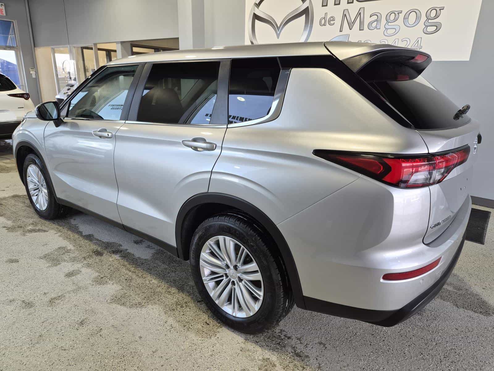 2022 Mitsubishi Outlander ES - Image 3