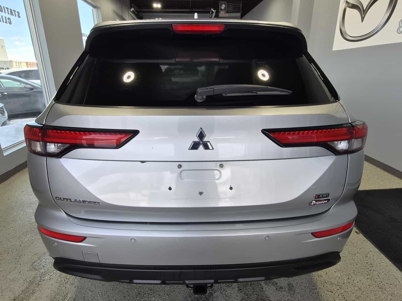 Image 4 Mitsubishi Outlander ES 2022