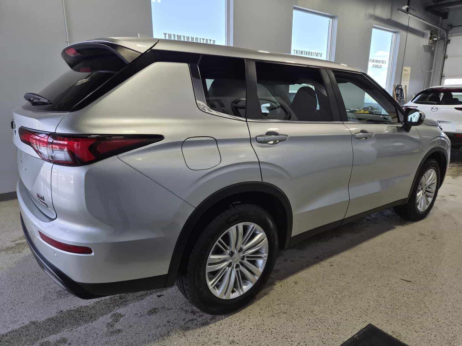 2022 Mitsubishi Outlander ES - Image 5