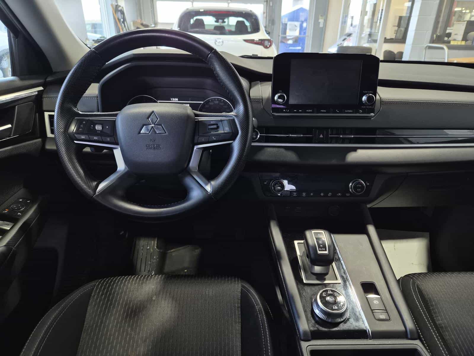 2022 Mitsubishi Outlander ES - Image 12