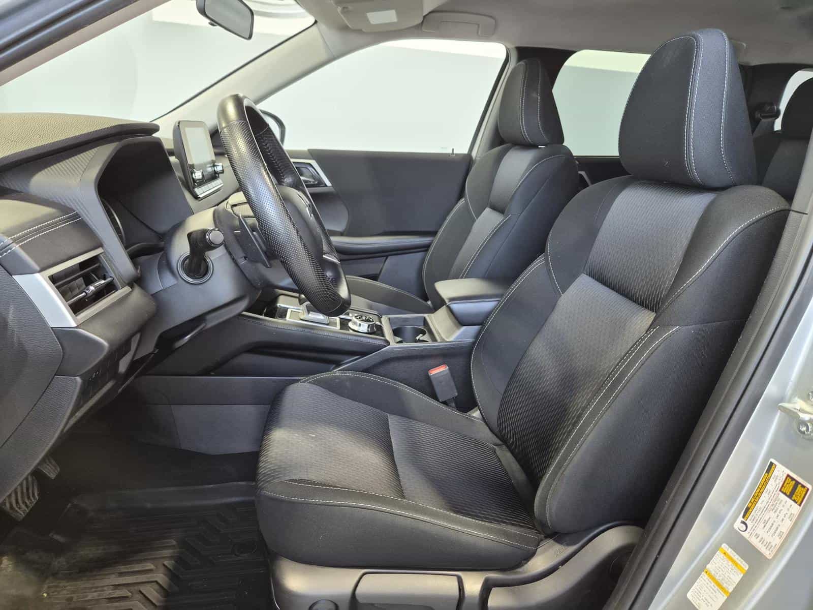 2022 Mitsubishi Outlander ES - Image 13