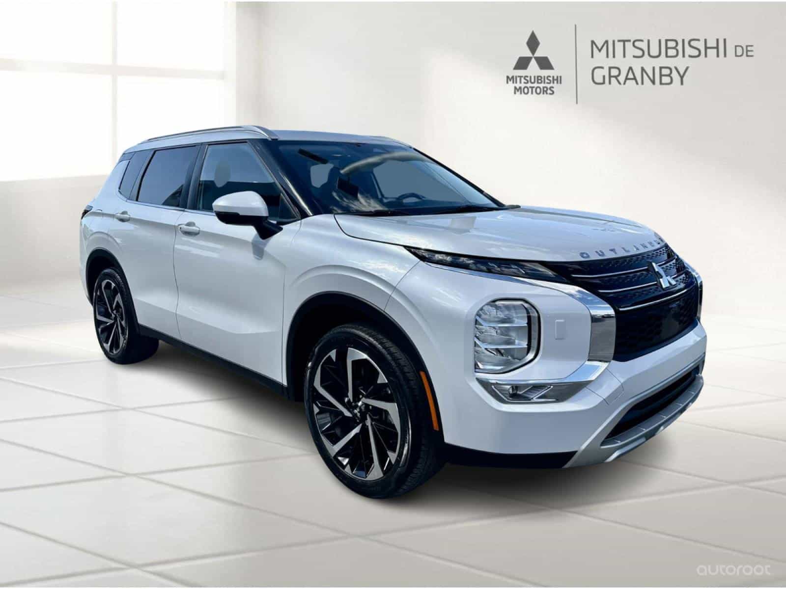 Image 1 Mitsubishi Outlander LE Premium 2022