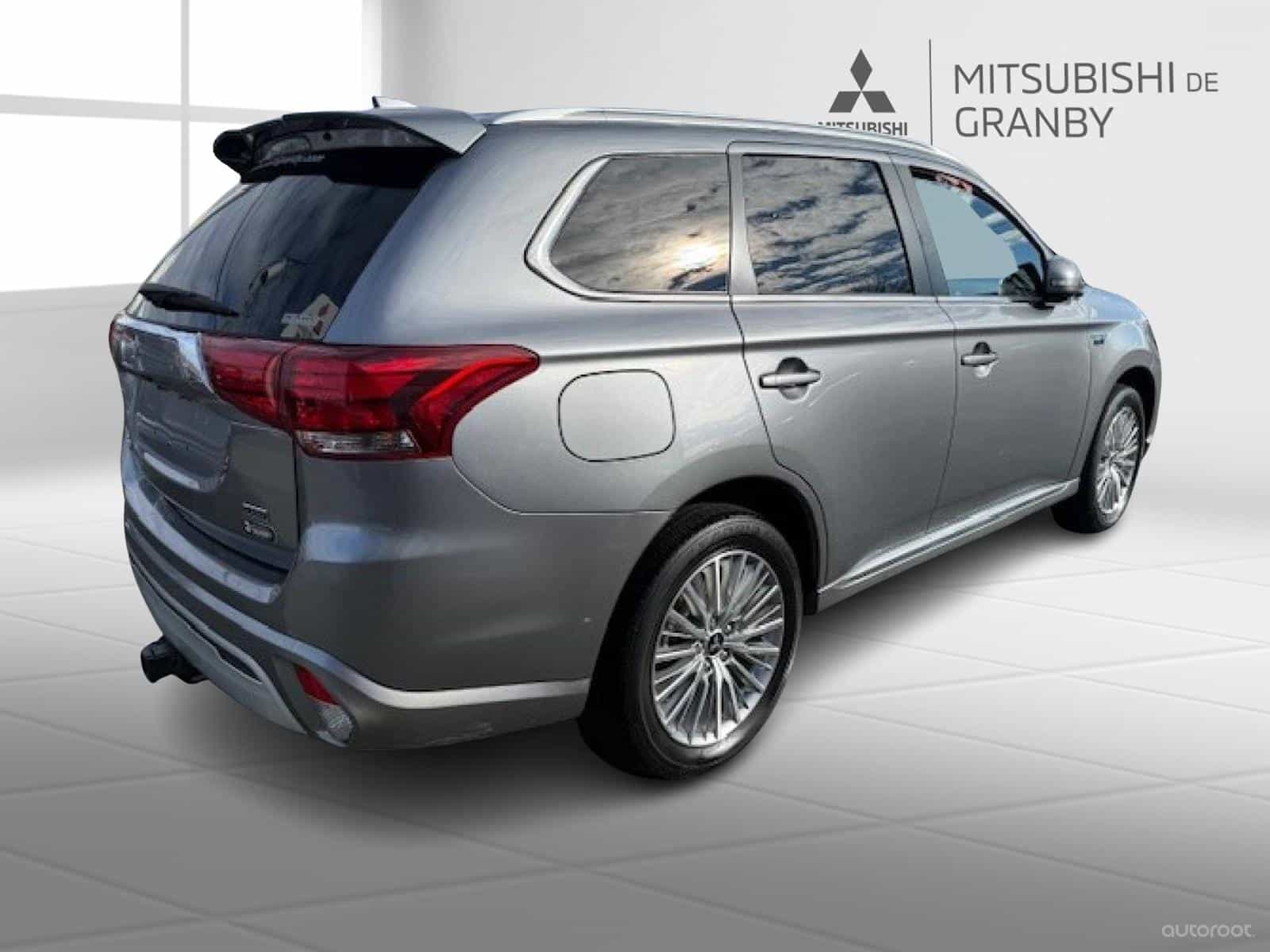 2020 Mitsubishi Outlander PHEV SE - Image 2