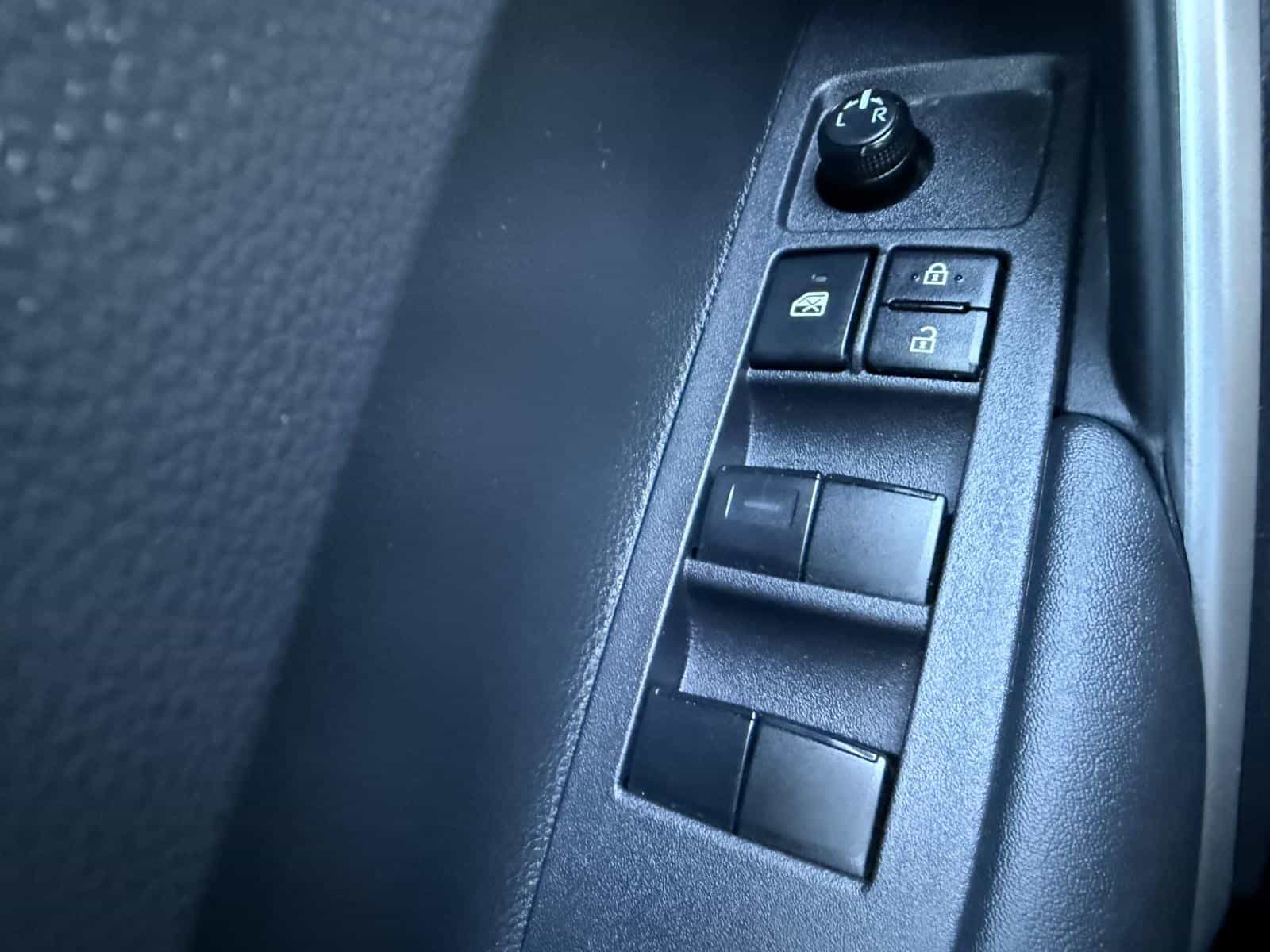 2024 Toyota Corolla Cross SE Hyb - Image 11