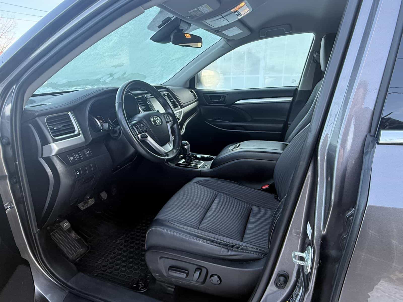 2019 Toyota Highlander LE - Image 14