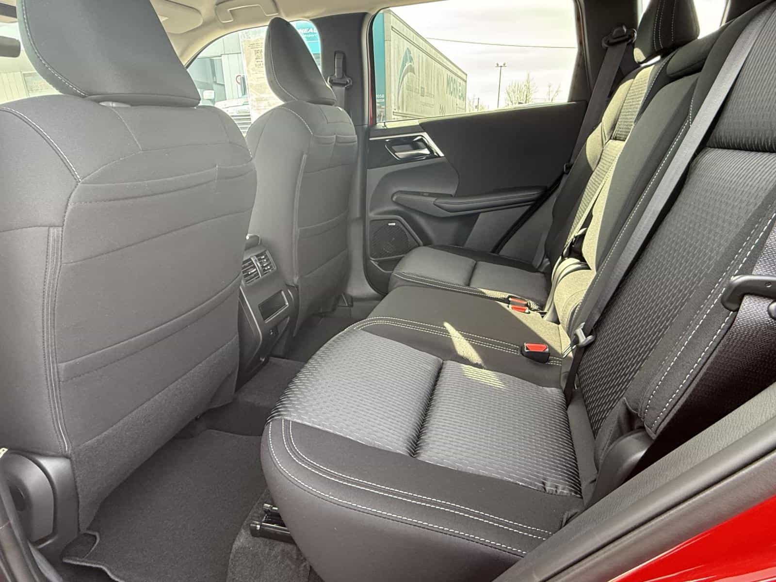 2025 Mitsubishi Outlander ES - Image 10