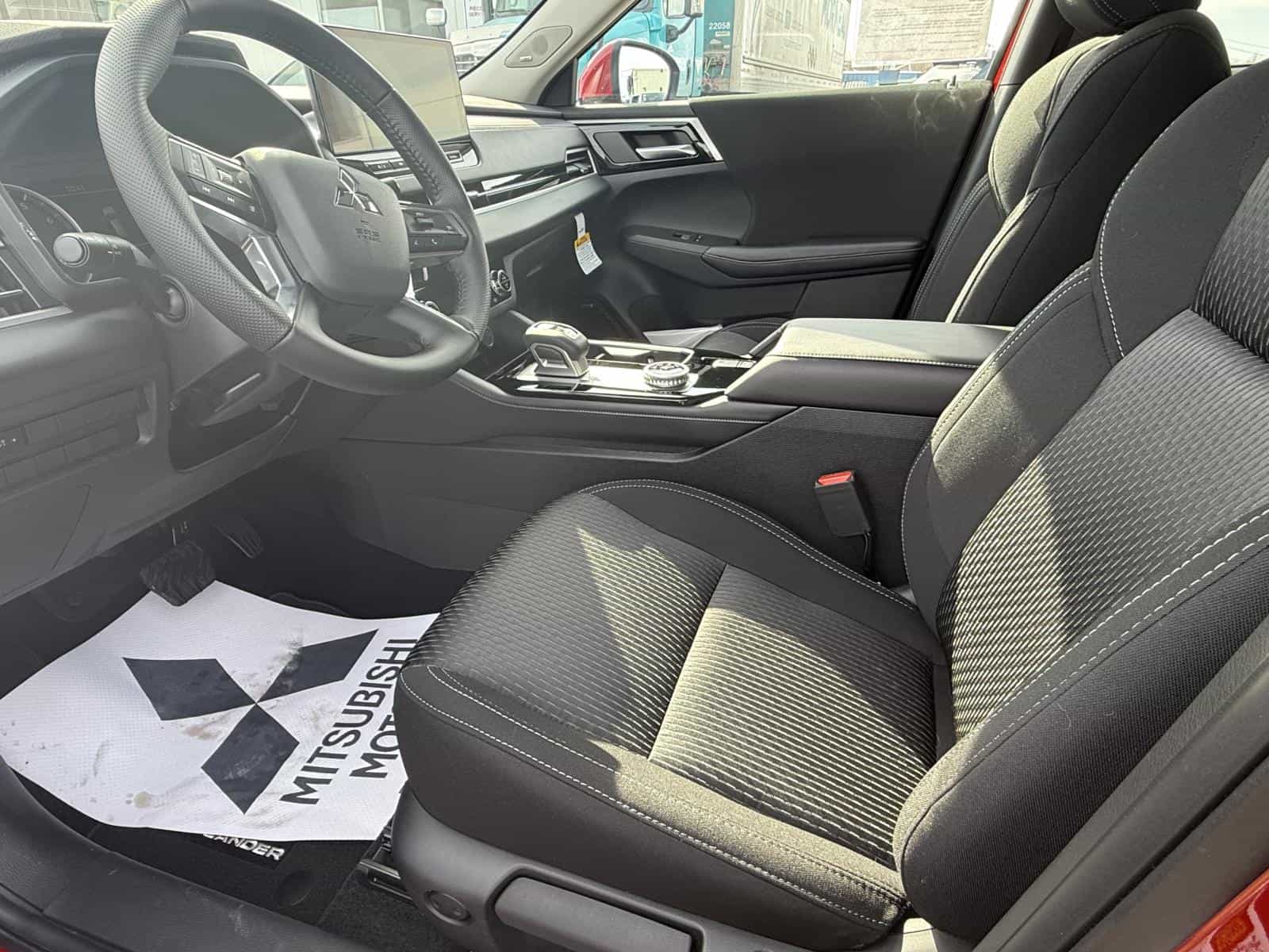 Image 11 Mitsubishi Outlander ES 2025