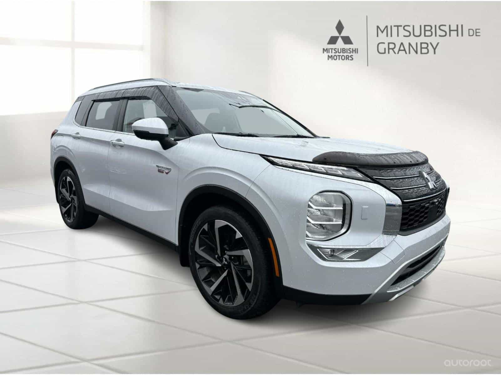 2023 Mitsubishi Outlander PHEV SEL - Image 1