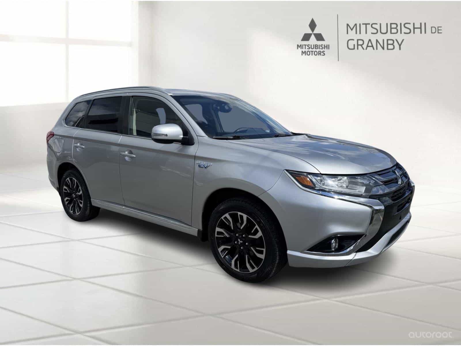 2018 Mitsubishi Outlander PHEV SE Touring - Image 1