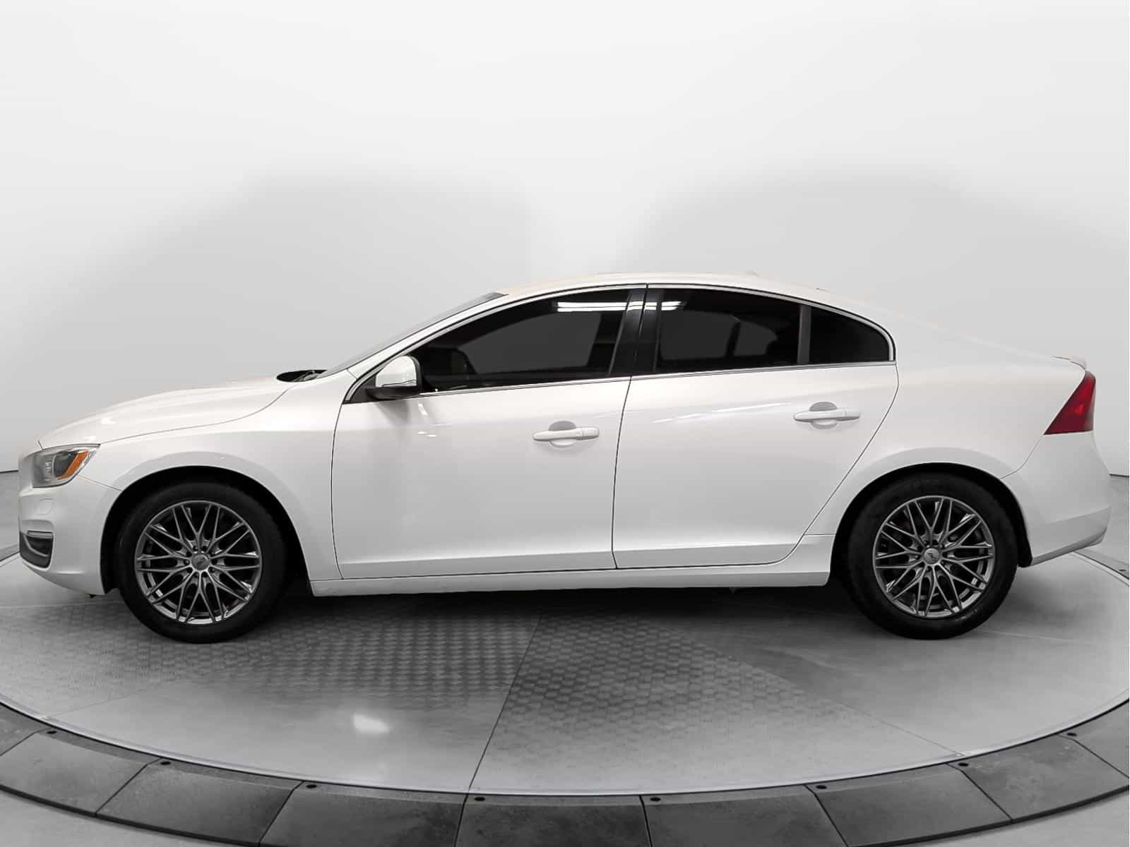 2015 Volvo S60 Platinum - Image 2