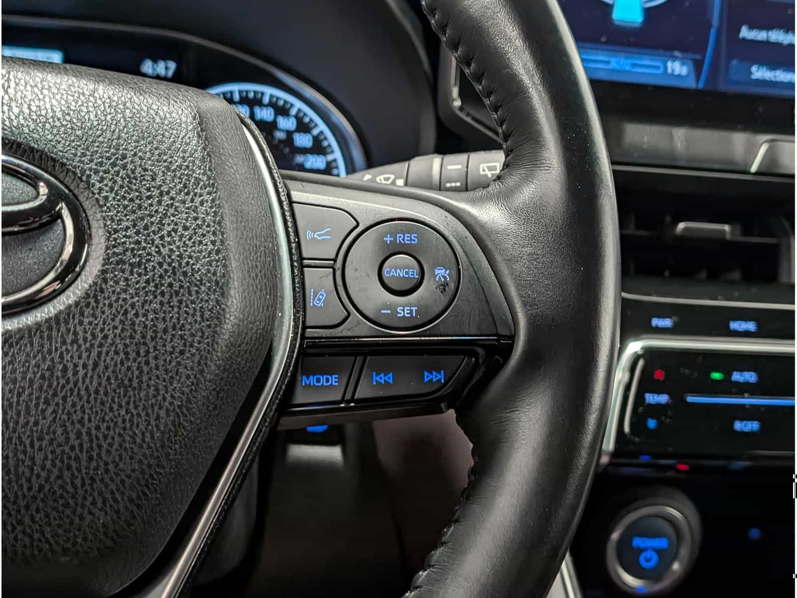 2021 Toyota Venza XLE - Image 16