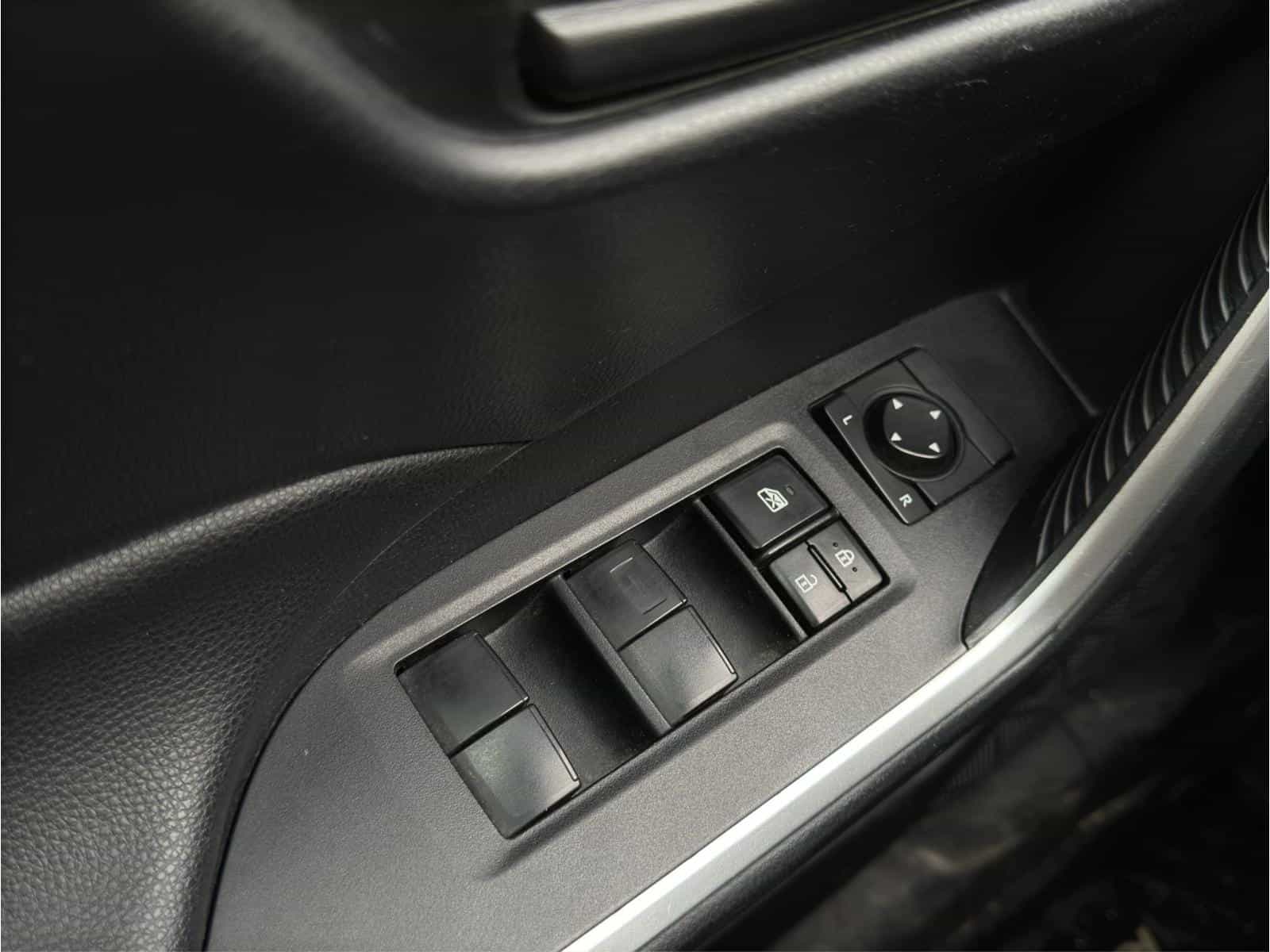 Image 19 Toyota Rav4 LE 2019