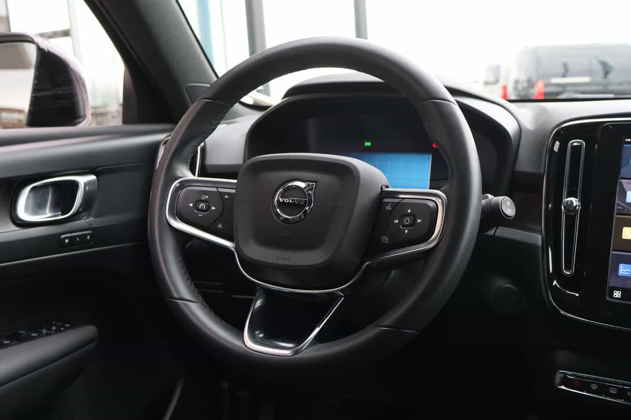 2024 Volvo XC40 Recharge Pure Electric Recharge TWIN Core - Image 2