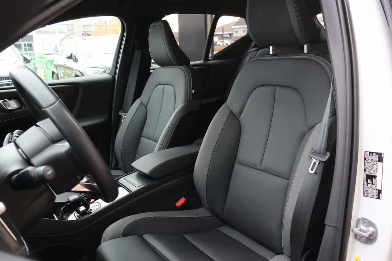 2024 Volvo XC40 Recharge Pure Electric Recharge TWIN Core - Image 3