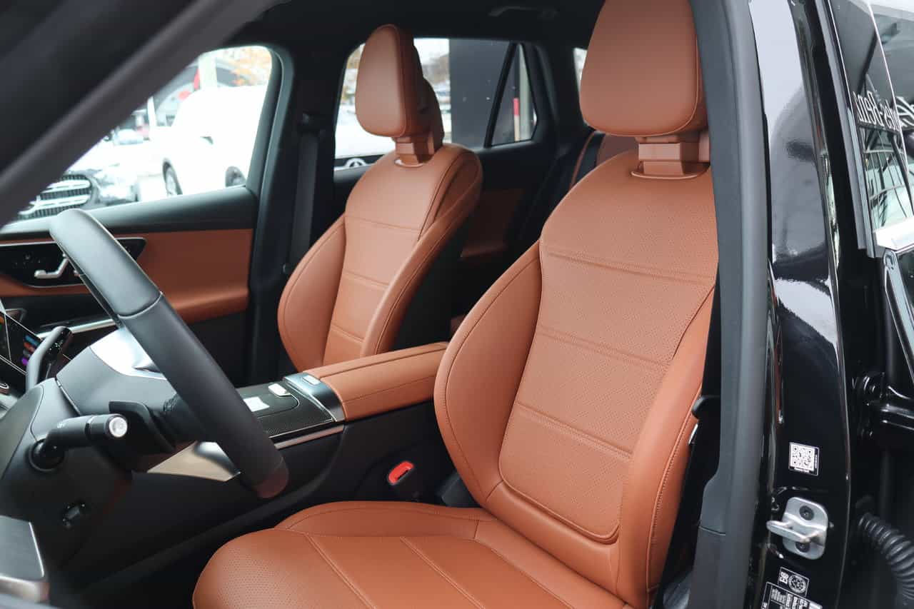 2025 Mercedes-Benz GLC GLC300 - Image 4