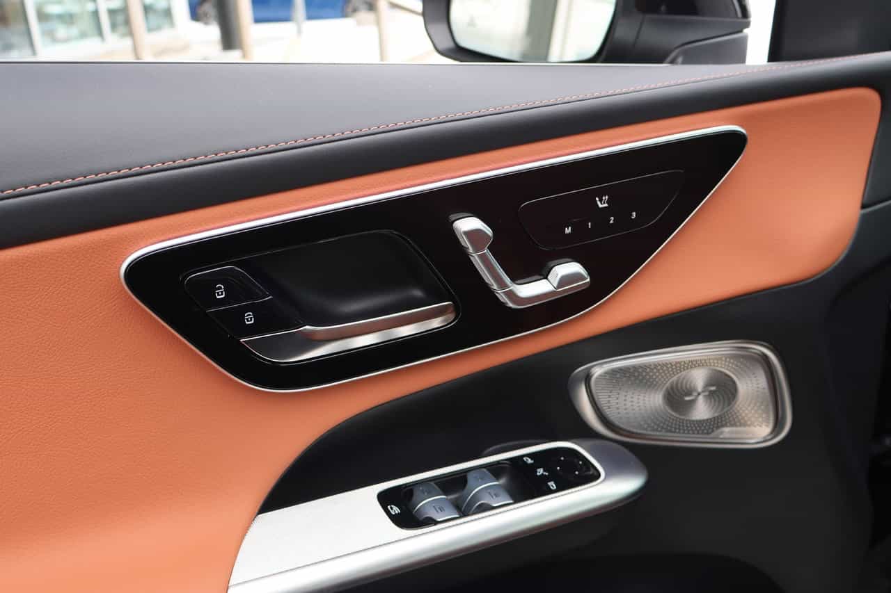 2025 Mercedes-Benz GLC GLC300 - Image 11