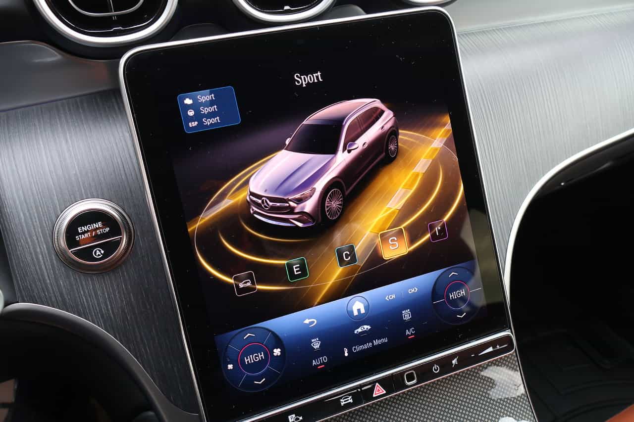 2025 Mercedes-Benz GLC GLC300 - Image 23