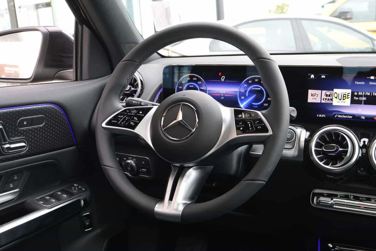 2025 Mercedes-Benz EQB EQB300 - Image 3