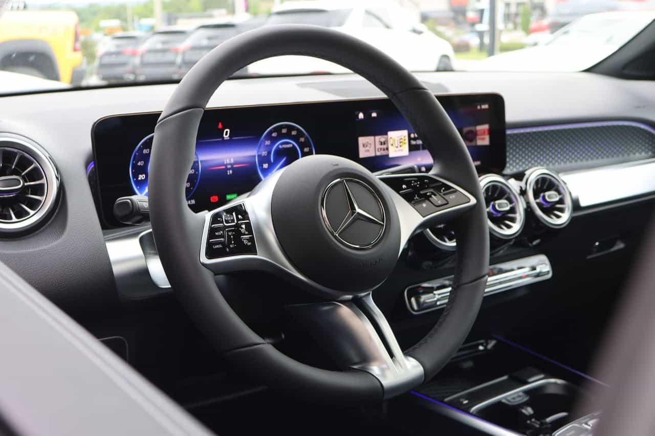 2025 Mercedes-Benz EQB EQB300 - Image 9