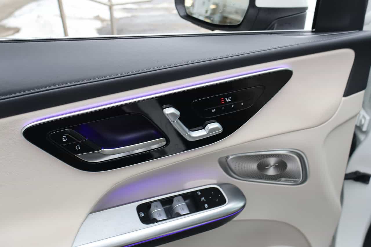 2023 Mercedes-Benz GLC GLC300 - Image 11