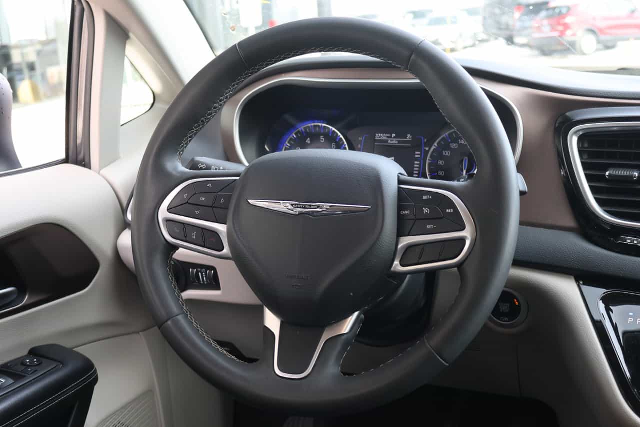 2022 Chrysler Grand Caravan SXT - Image 2