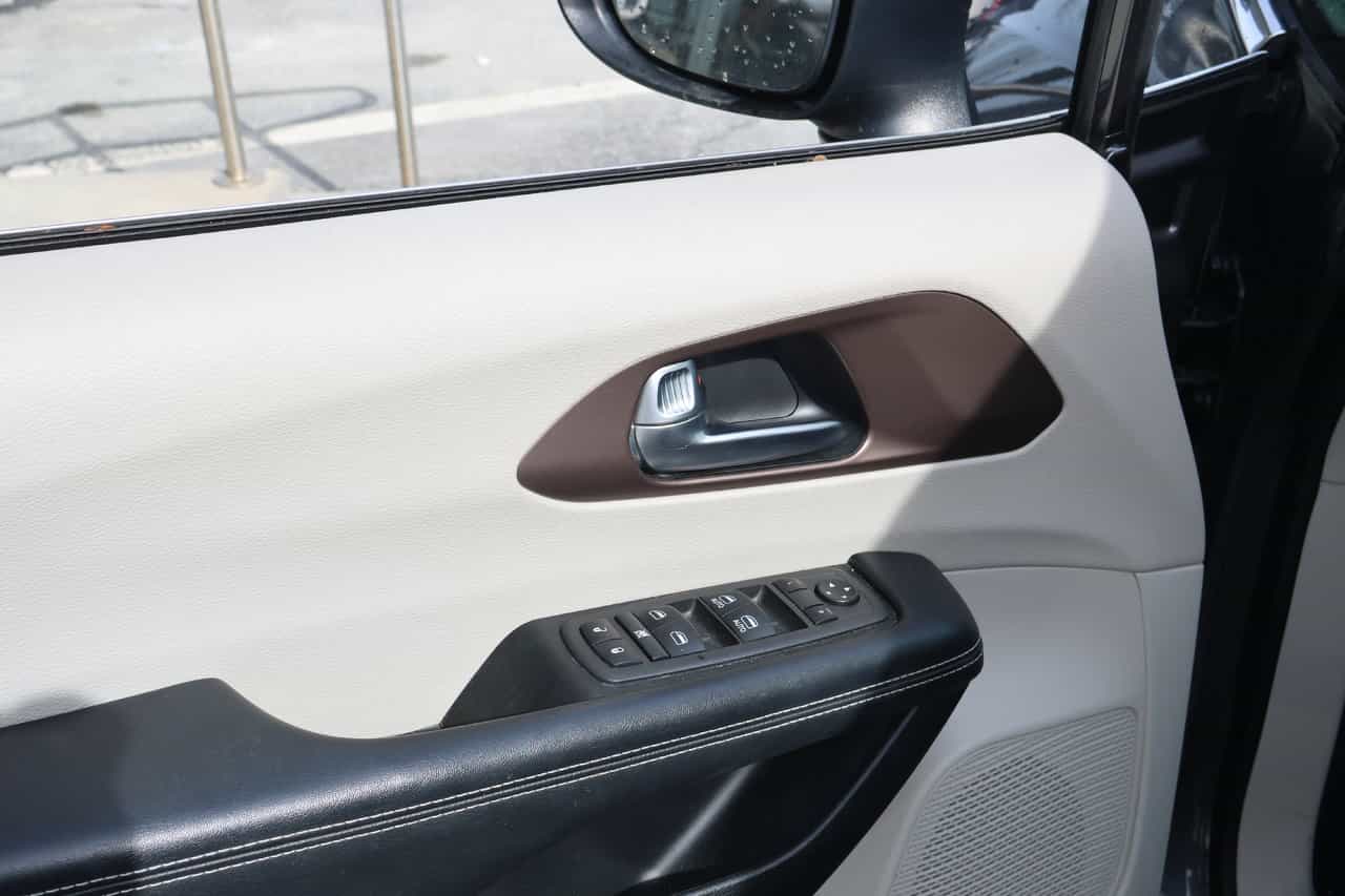 2022 Chrysler Grand Caravan SXT - Image 12