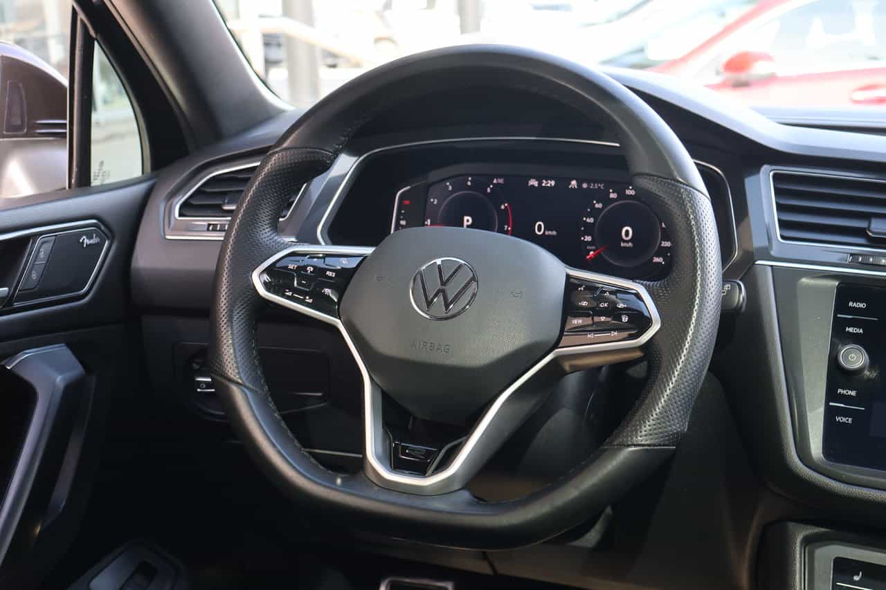 2022 Volkswagen Tiguan Highline R-Line - Image 2