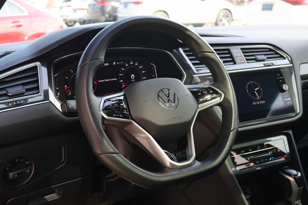2022 Volkswagen Tiguan Highline R-Line - Image 9
