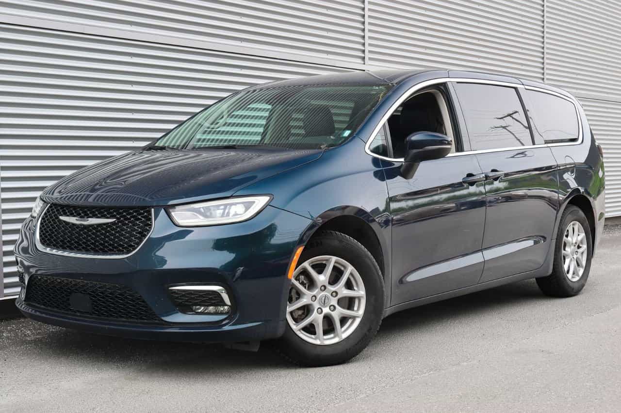 2023 Chrysler Pacifica Touring L - Image 1