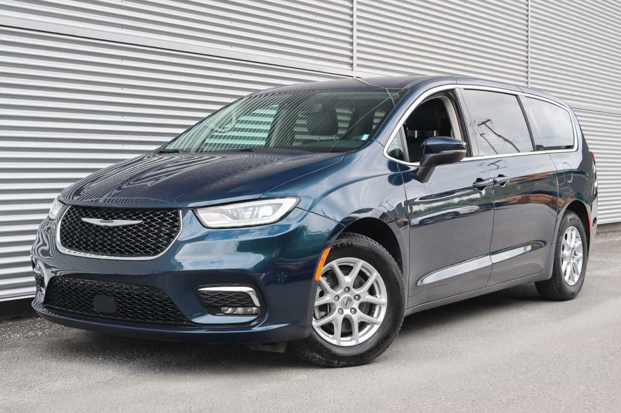 2023 Chrysler Pacifica Touring L - Image 1