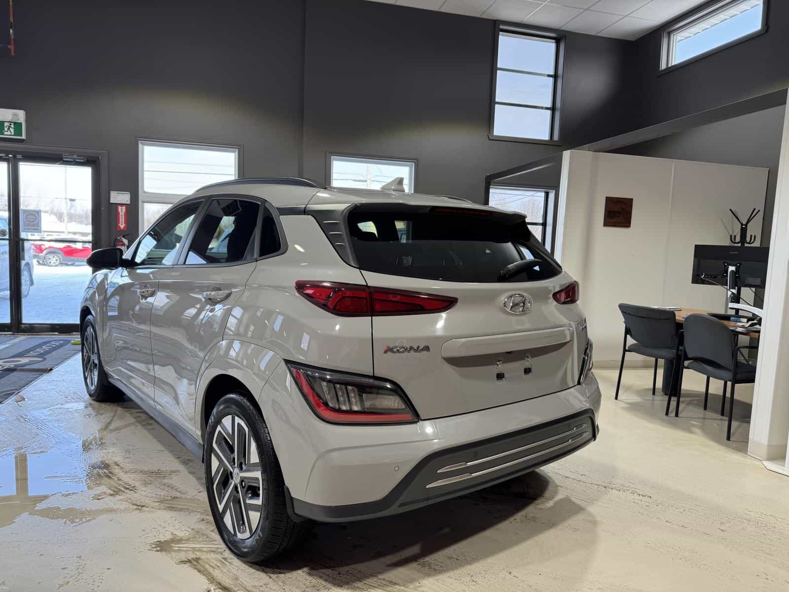 2022 Hyundai Kona EV Preferred - Image 4