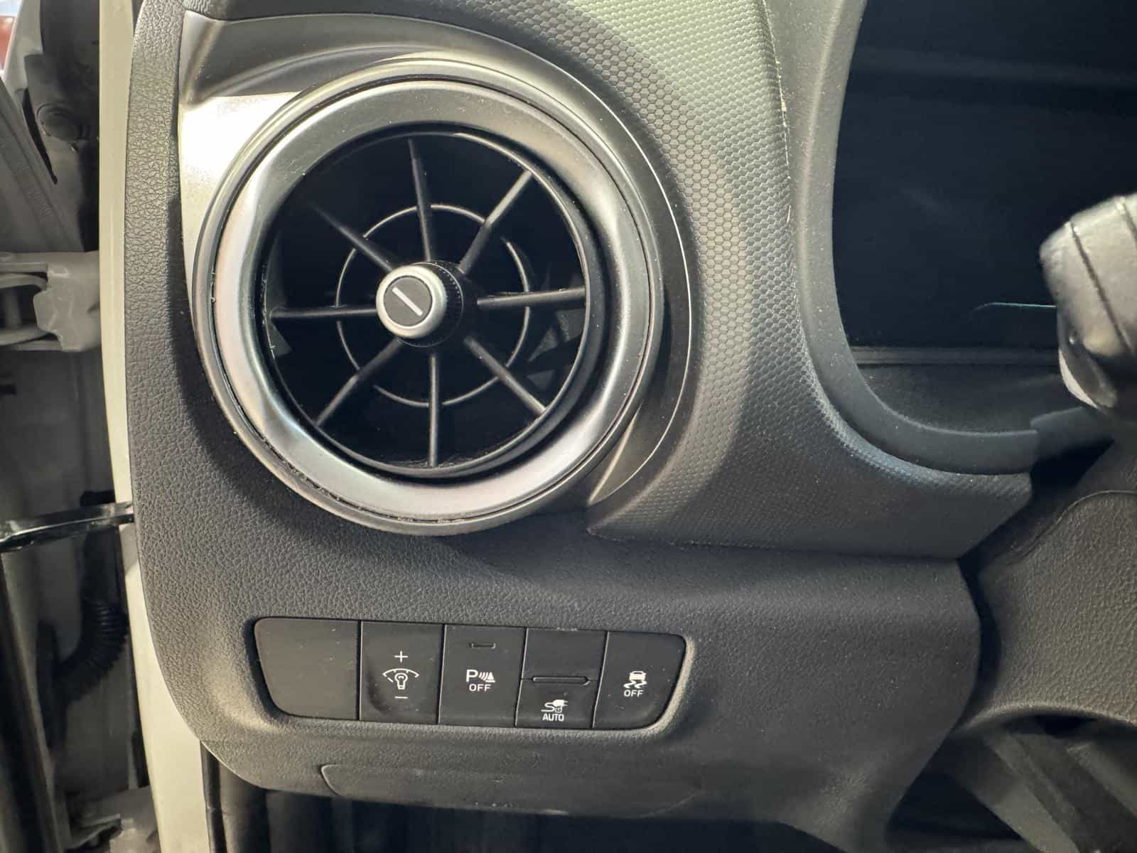 2022 Hyundai Kona EV Preferred - Image 17