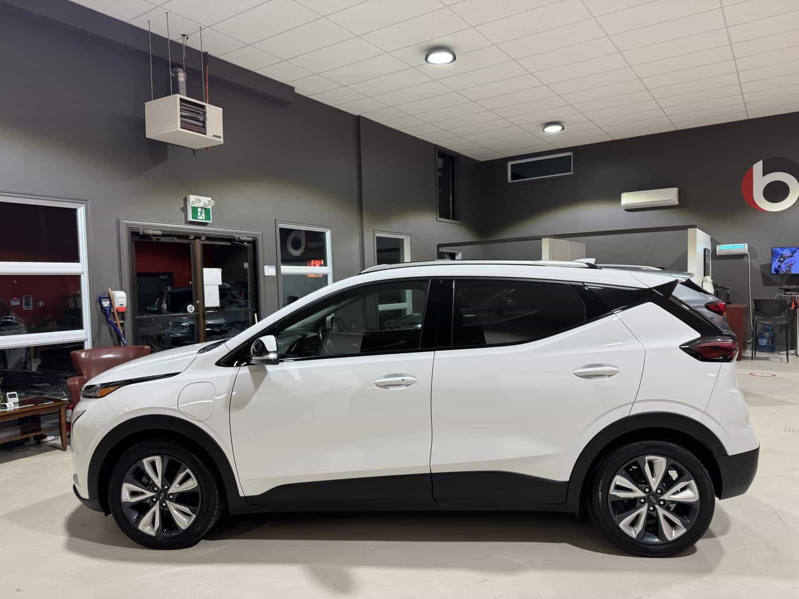 2023 Chevrolet Bolt EUV LT - Image 3