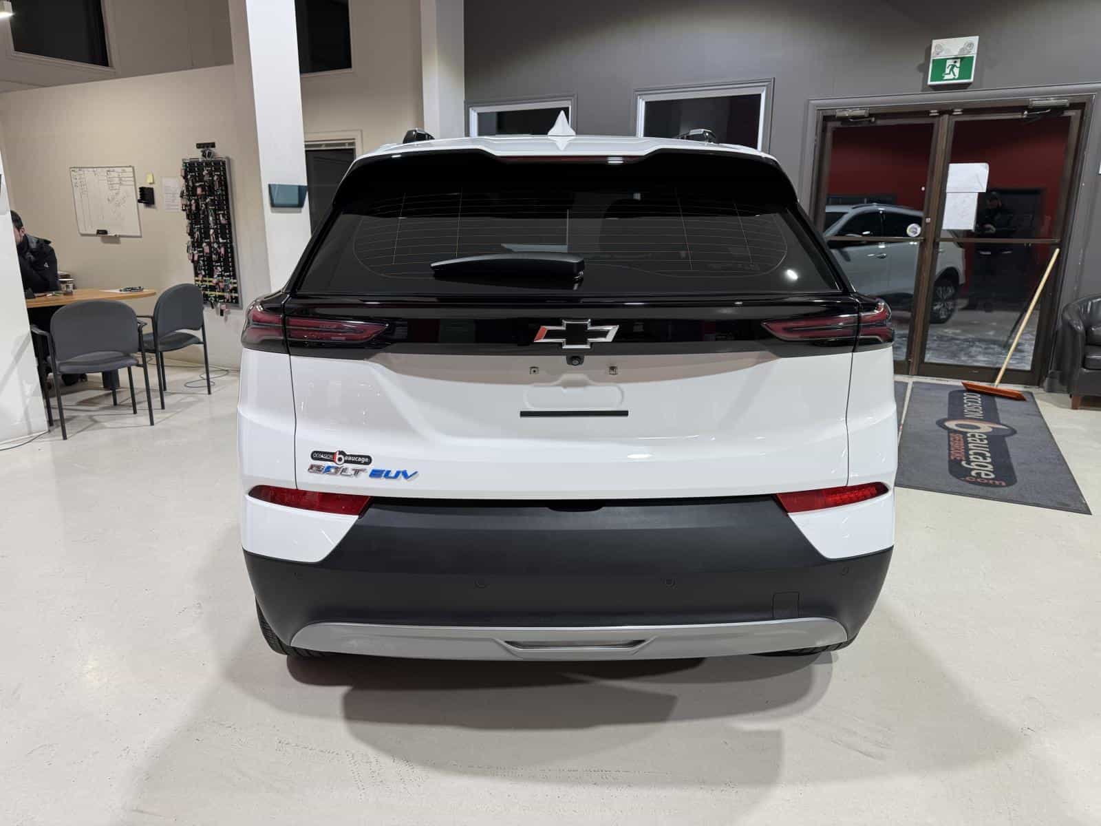 2023 Chevrolet Bolt EUV LT - Image 5