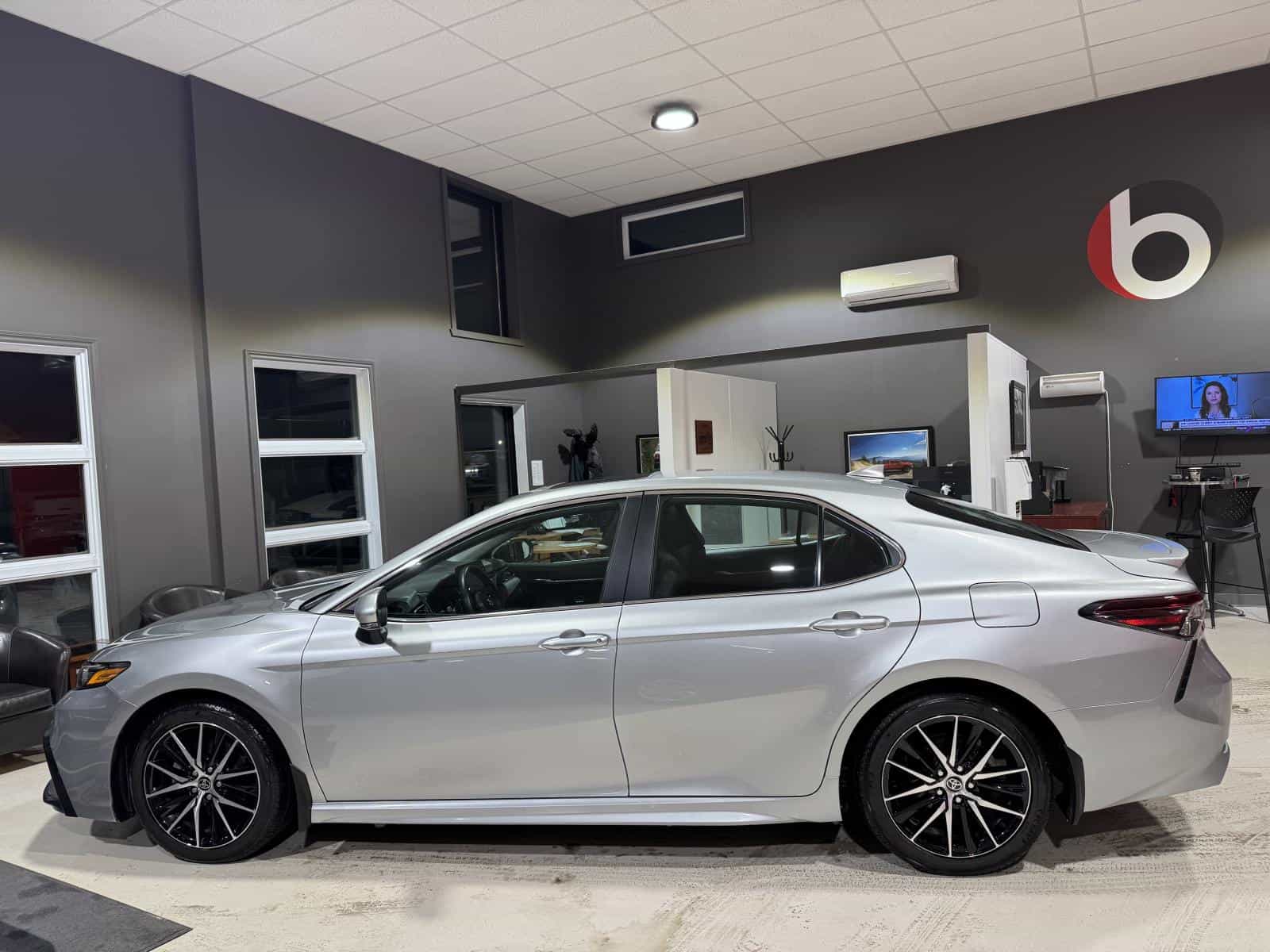 Image 2 Toyota Camry SE Hybrid 2023