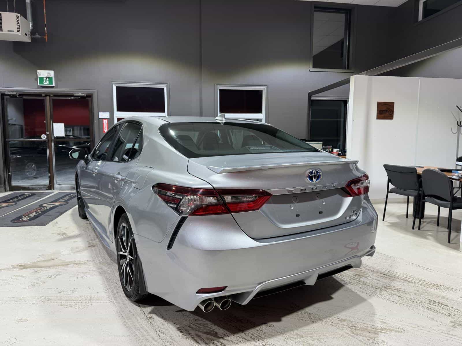 2023 Toyota Camry SE Hybrid - Image 3