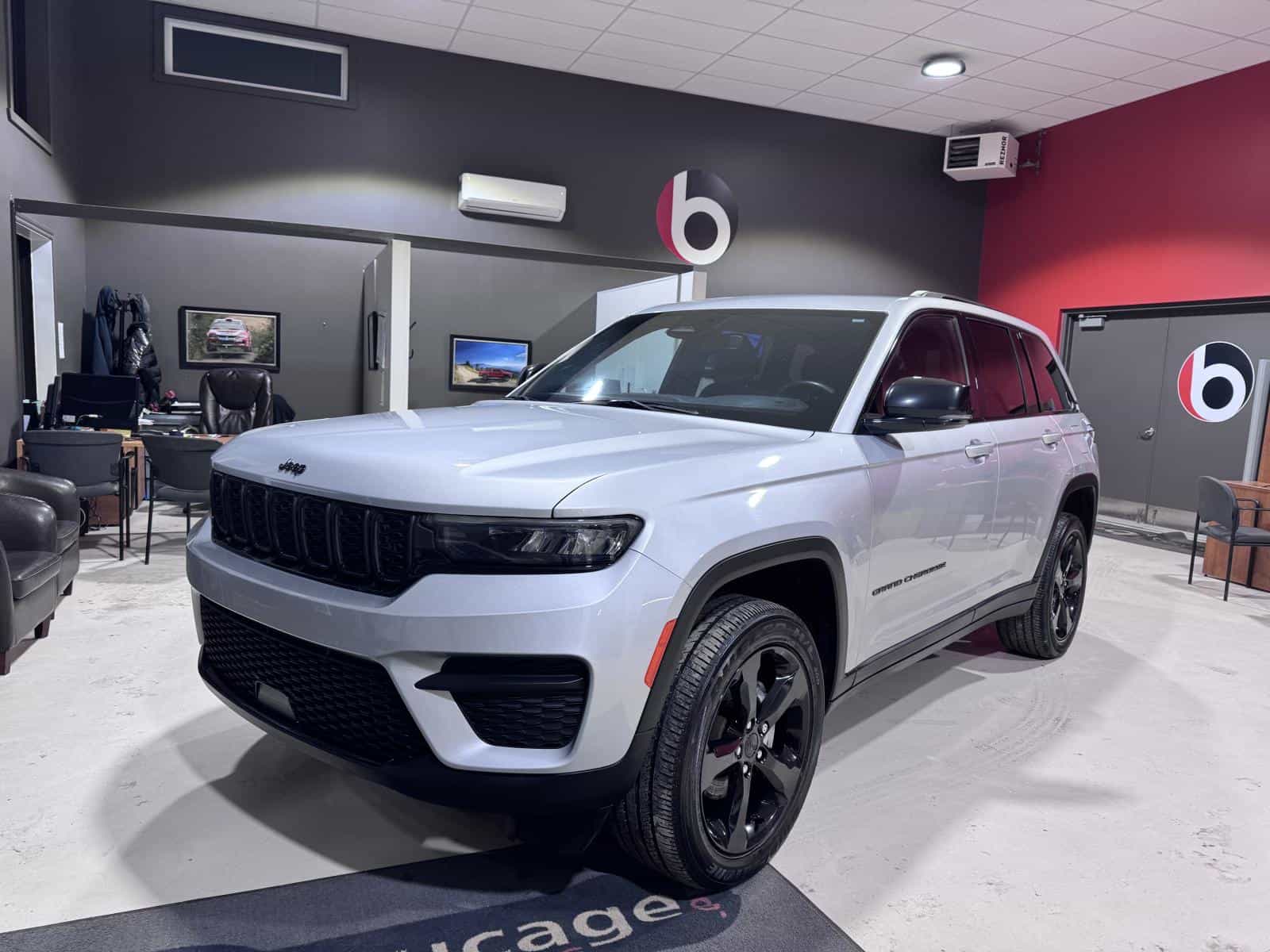 2023 Jeep Grand Cherokee Altitude 4x4 - Image 1