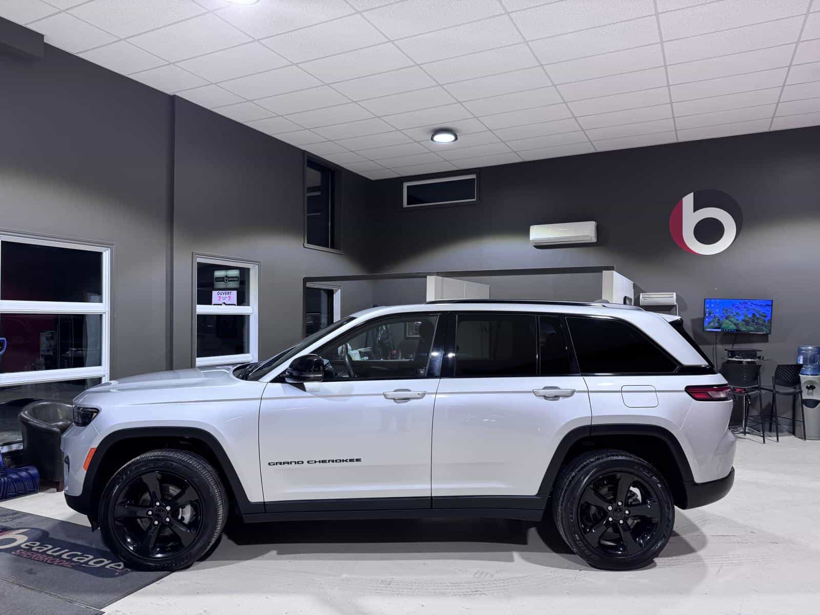 2023 Jeep Grand Cherokee Altitude 4x4 - Image 3