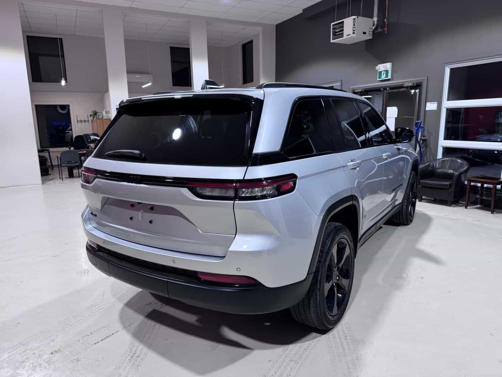 2023 Jeep Grand Cherokee Altitude 4x4 - Image 8