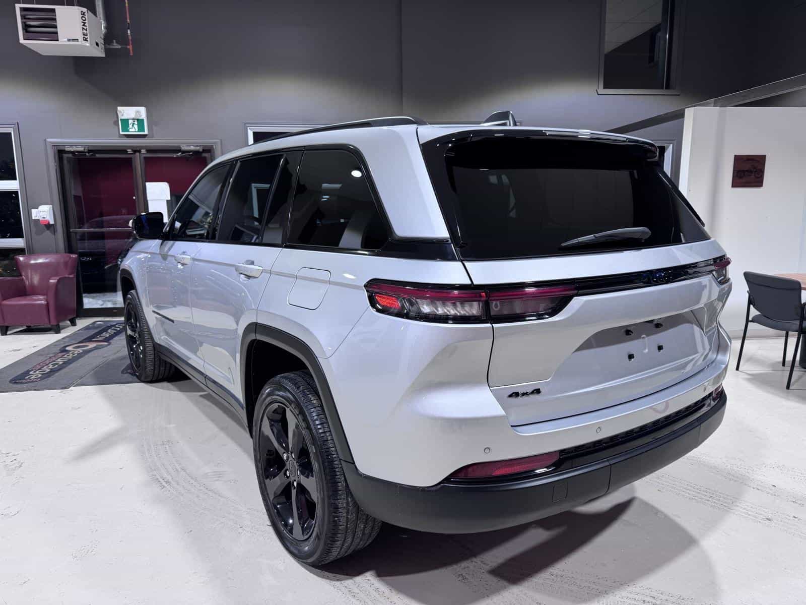 2023 Jeep Grand Cherokee Altitude 4x4 - Image 4