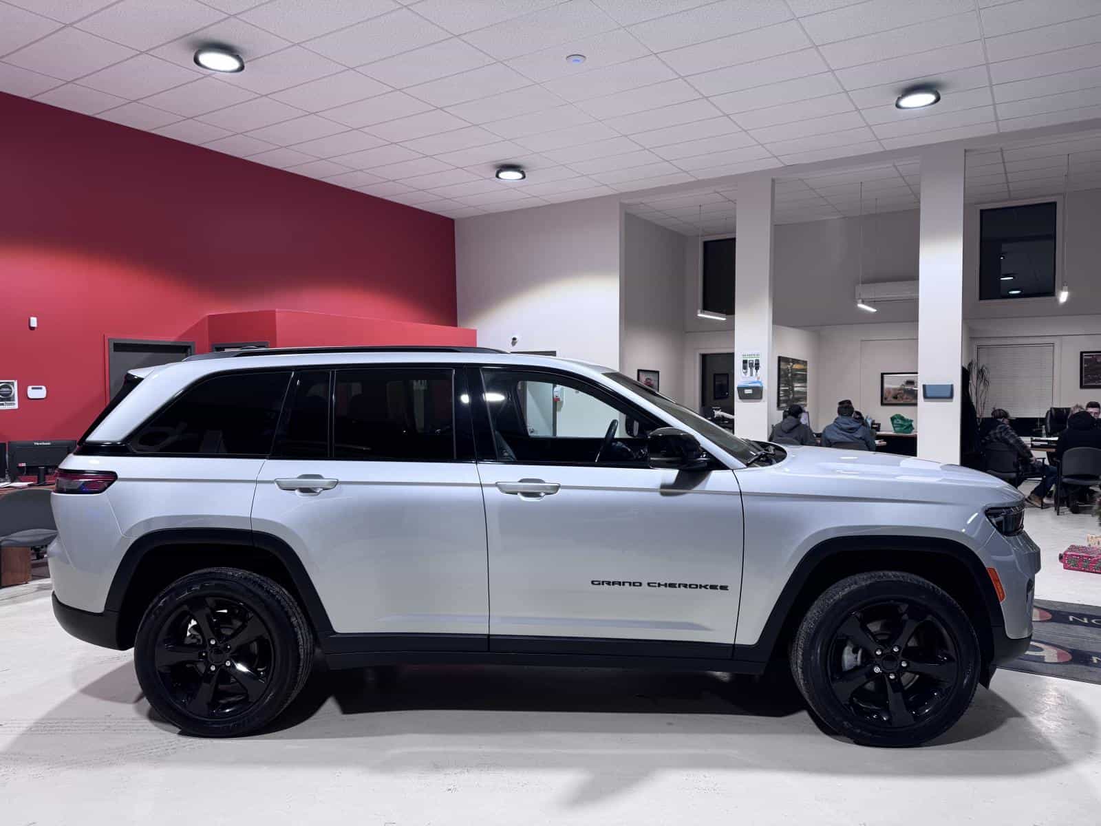 2023 Jeep Grand Cherokee Altitude 4x4 - Image 9