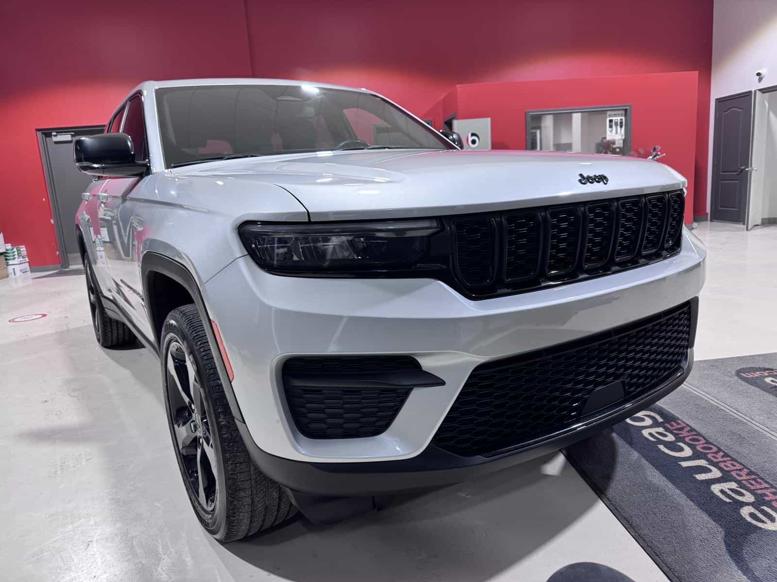 2023 Jeep Grand Cherokee Altitude 4x4 - Image 11