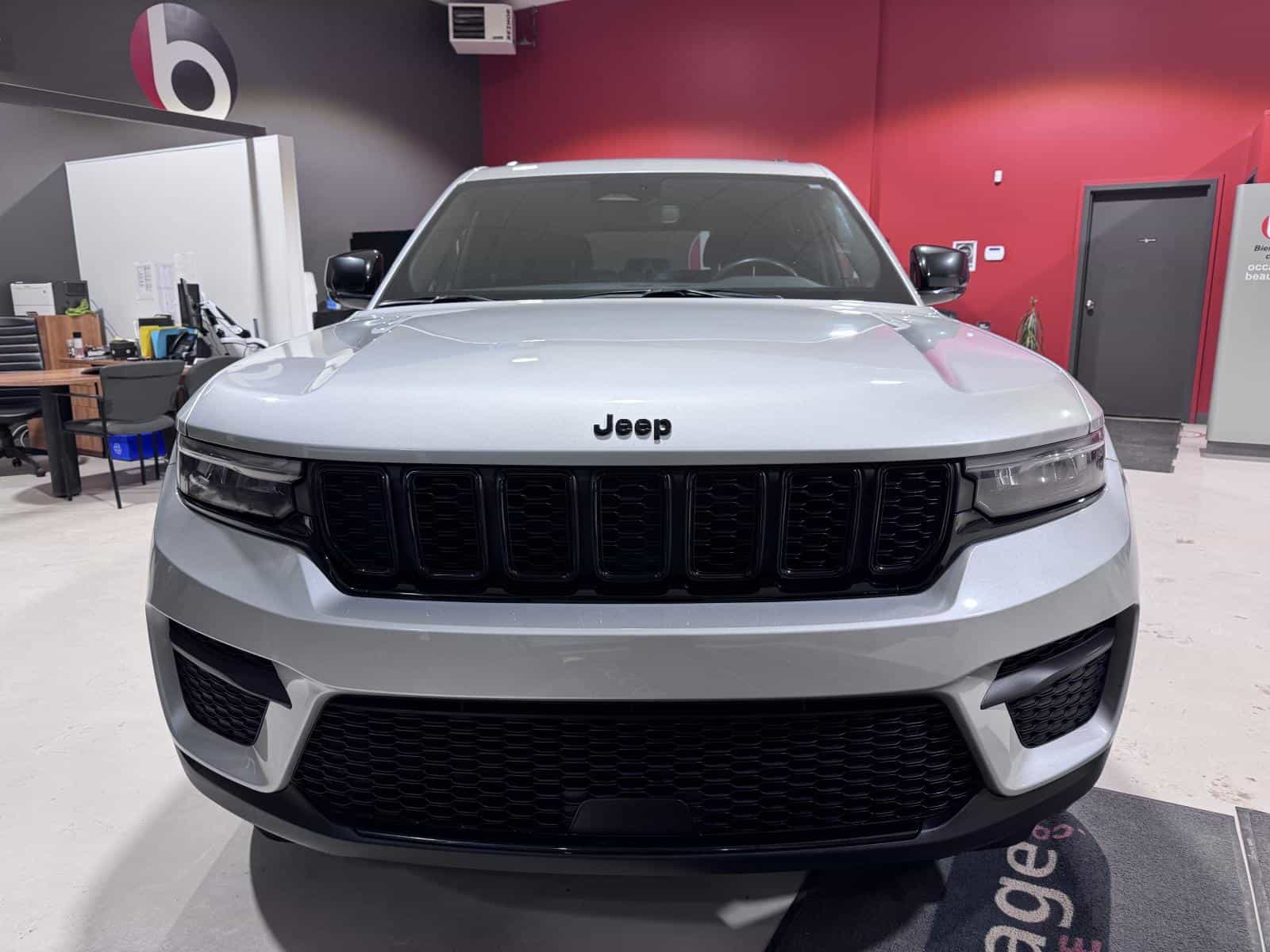 2023 Jeep Grand Cherokee Altitude 4x4 - Image 12