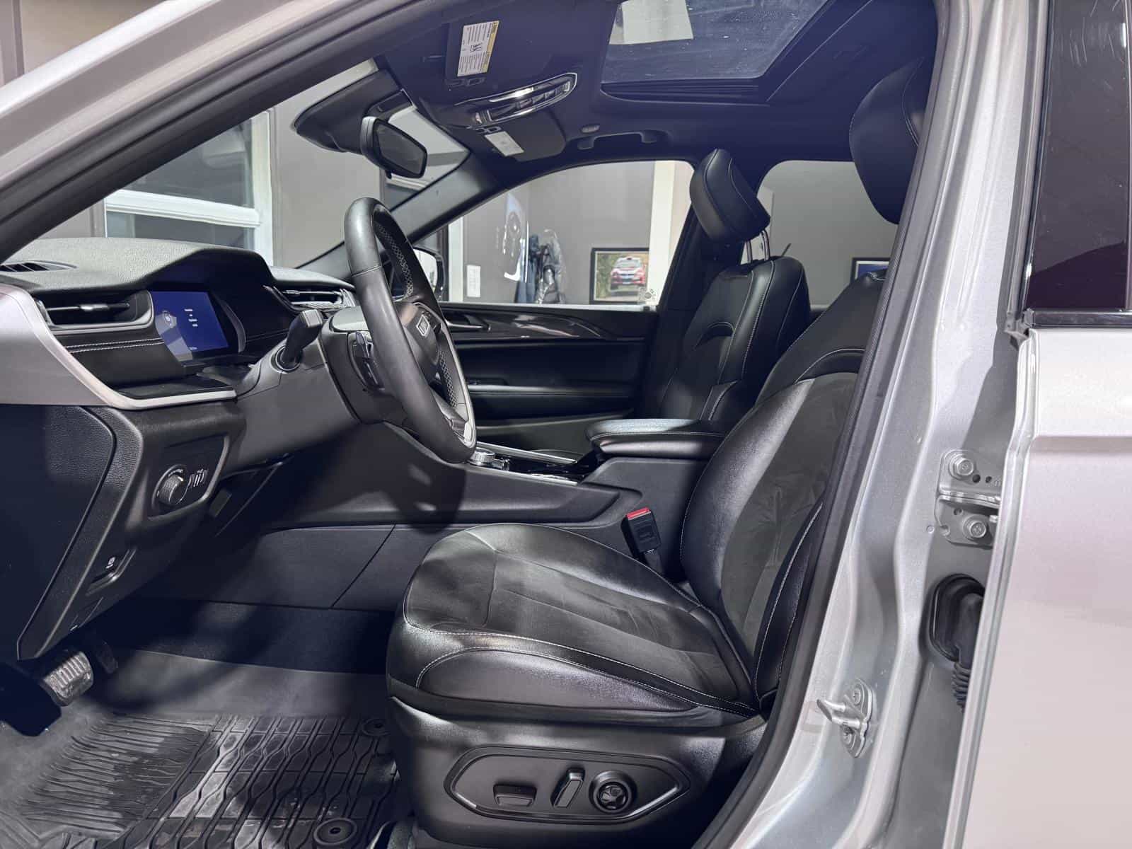 2023 Jeep Grand Cherokee Altitude 4x4 - Image 15