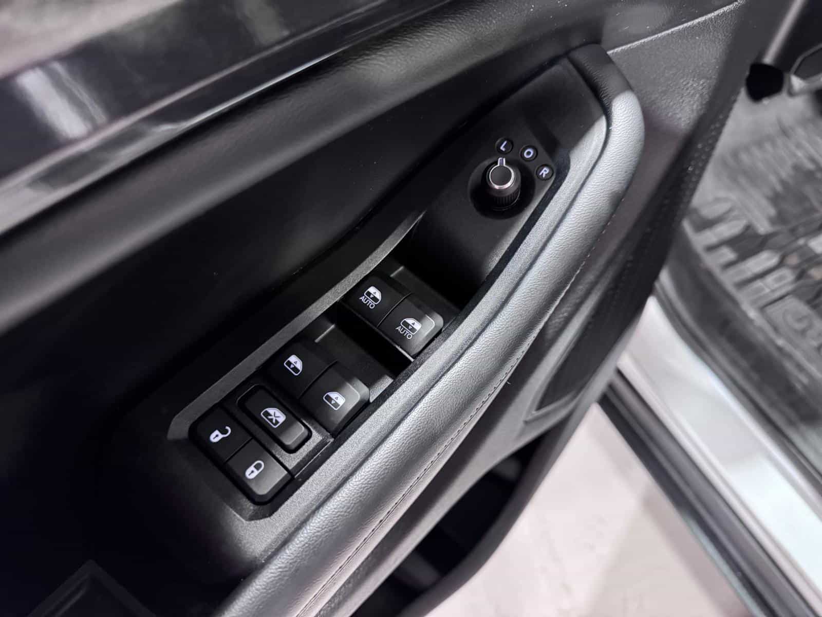 2023 Jeep Grand Cherokee Altitude 4x4 - Image 16